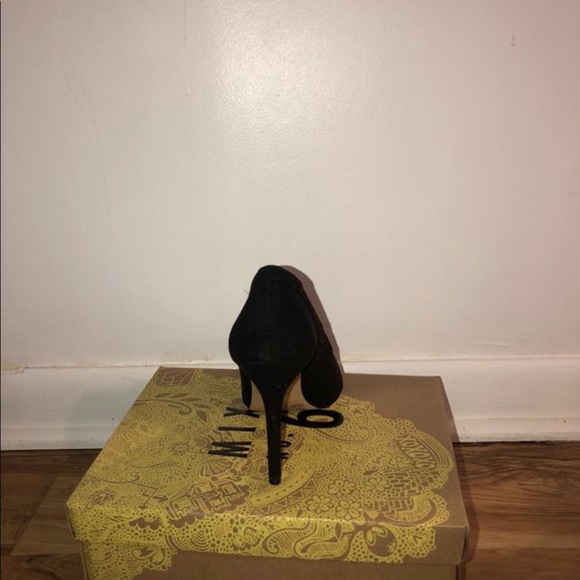 Size 6 black heels - Picture 3 of 4